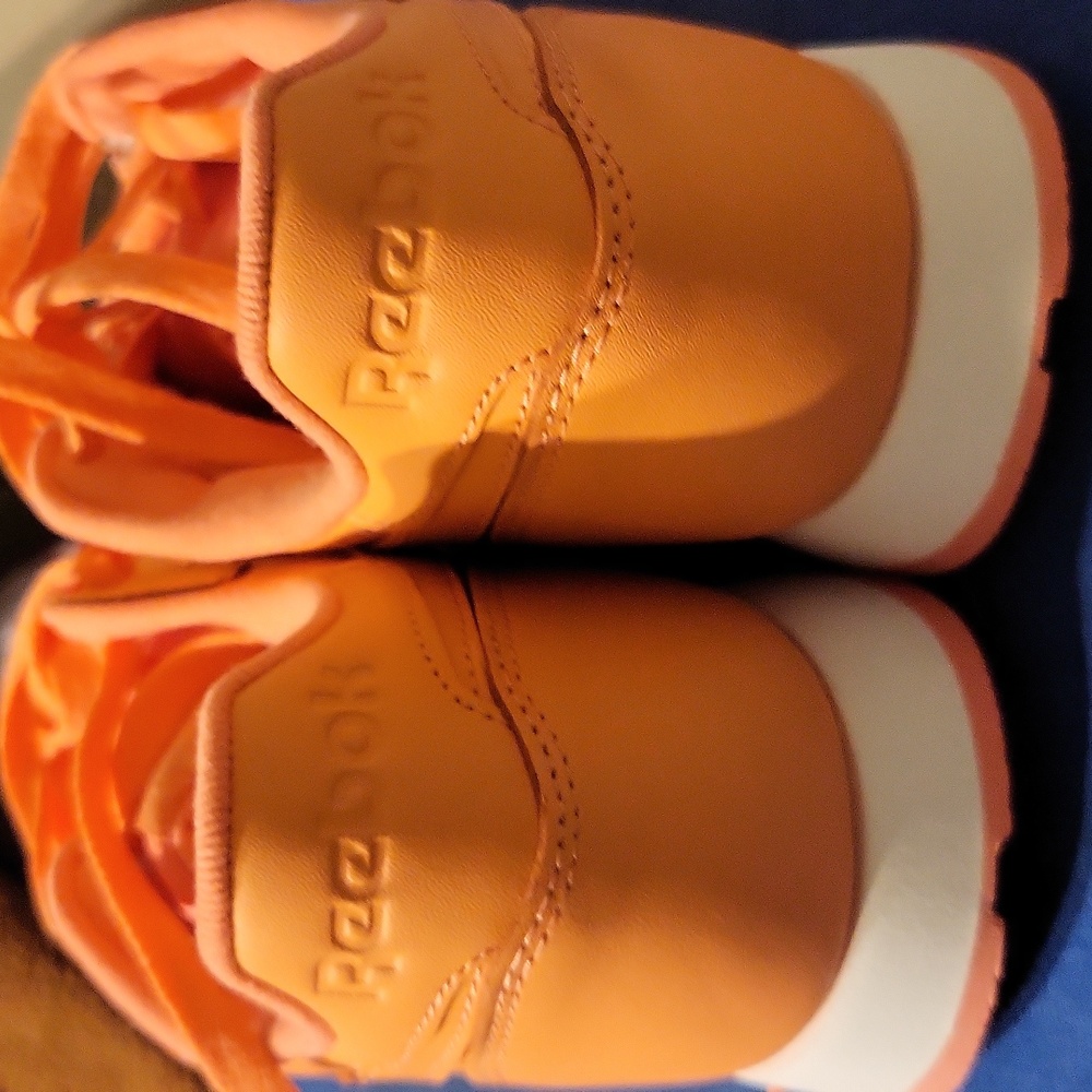 Reebok Sneakers with black reebok shirt. Only shoes available. - Picture 10 of 12